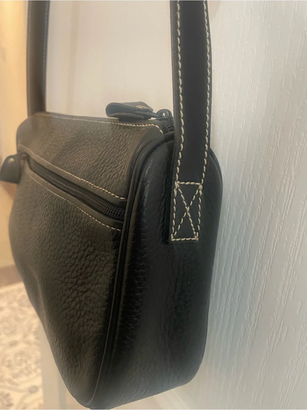 Medallion sleek black